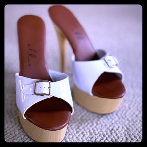 So cute! Ellie stiletto sandals with buckle